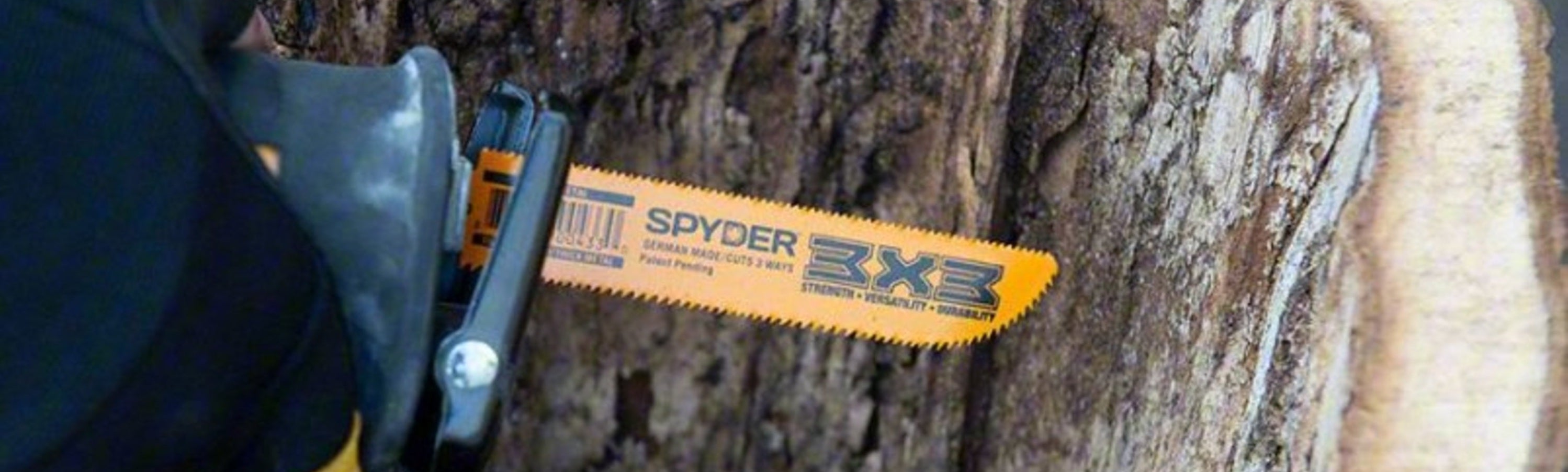 Close-up of a Spyder® 3x3® reciprocating saw blade cutting through wood.